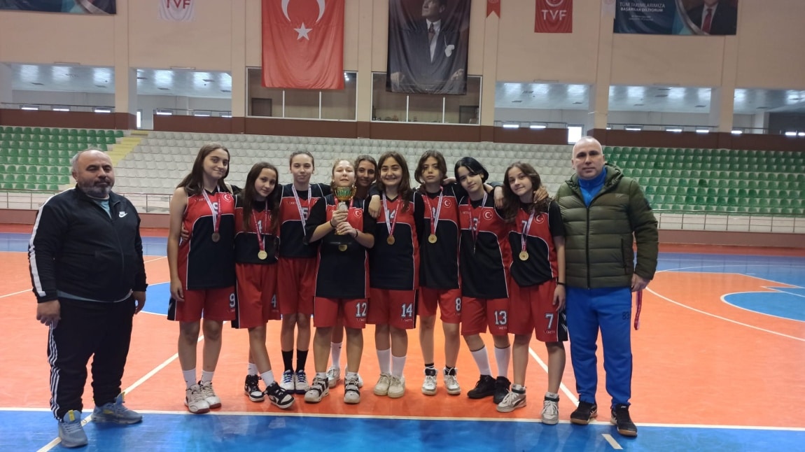 Yıldız kız basketbol takımımız il birincisi oldu.